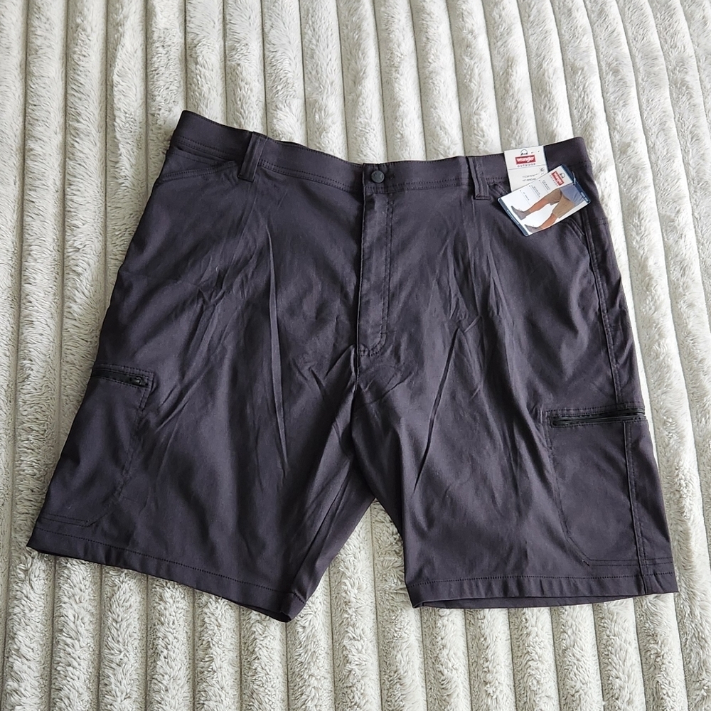 🩳 Wrangler Men’s Black Outdoor Cargo Shorts – Size 44, NWT, 10” Inseam, UPF 40